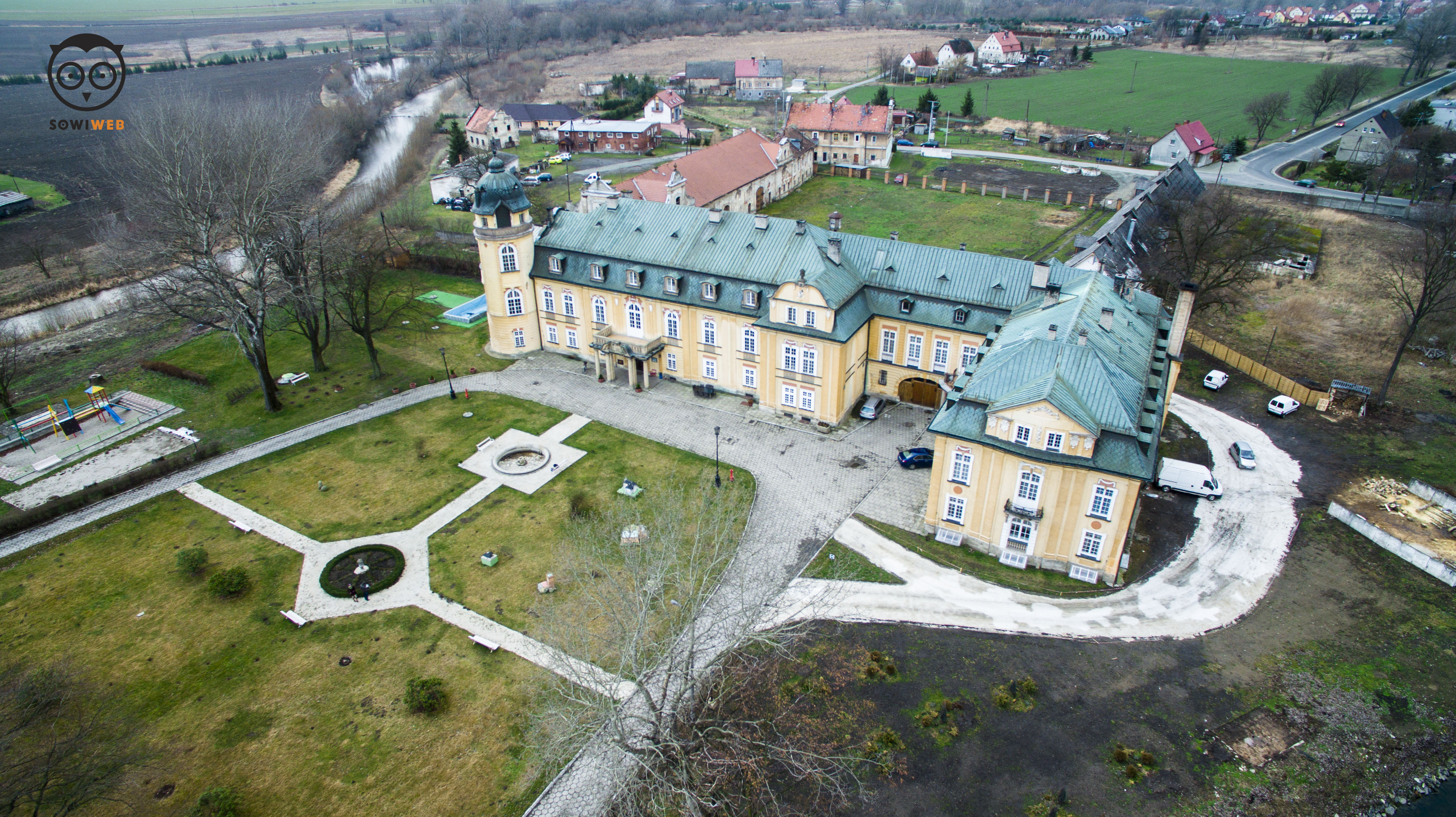 Dron SowiWeb - Pałac w Żelaznie z lotu ptaka