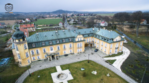 Dron SowiWeb - Pałac w Żelaznie z lotu ptaka