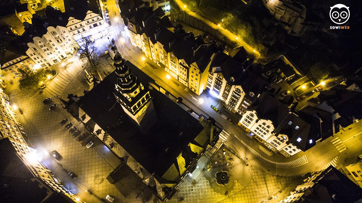 Fotografia dronowa nocą w Kłodzku by SowiWeb
